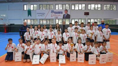 Osmangazi Belediyespor’un badminton altyapısında yetişen sporcular, üniversiteden ilkokula kadar tüm