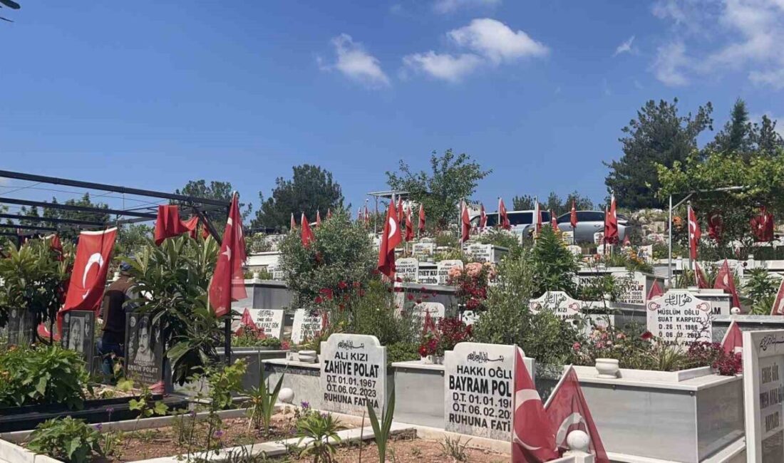 Osmaniye’deki deprem şehitliği, Kurban Bayramı’nın ilk gününde ziyaretçilerle dolup taştı.