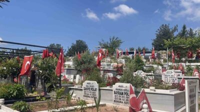 Osmaniye’deki deprem şehitliği, Kurban Bayramı’nın ilk gününde ziyaretçilerle dolup taştı.