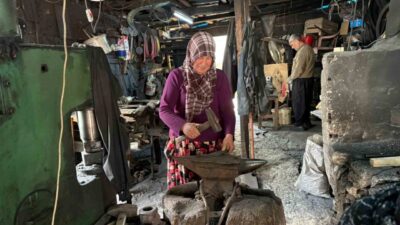 Osmaniye’nin Düziçi ilçesinde 48 yıldır demircilik mesleğini sürdüren Adem Kekik,