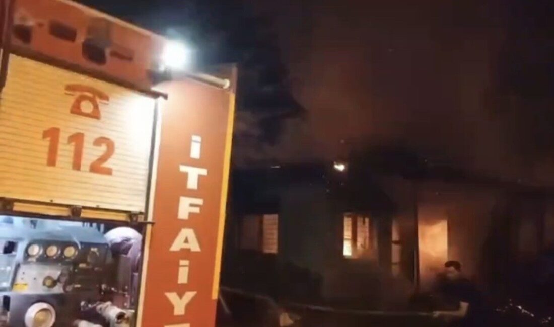 Osmaniye’nin Sumbas ilçesinde gece saatlerinde ahşap evde çıkan yangın itfaiye