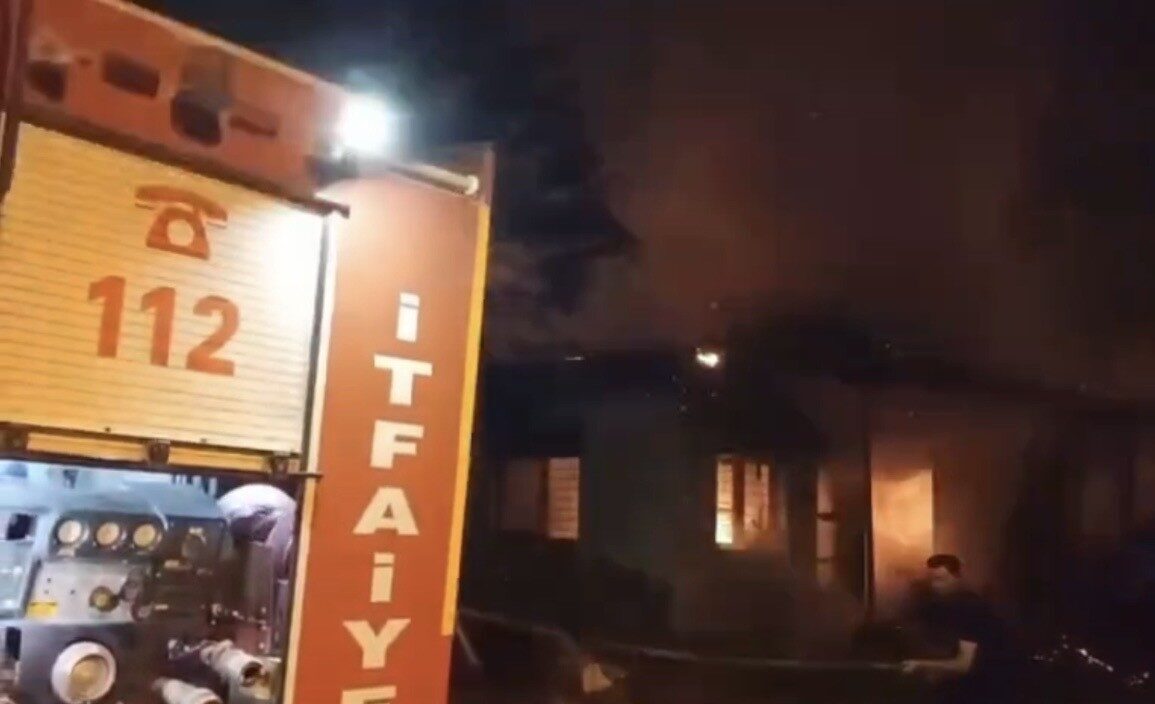 Osmaniye’nin Sumbas ilçesinde gece saatlerinde ahşap evde çıkan yangın itfaiye