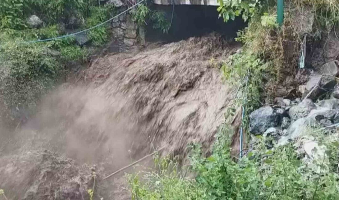 Osmaniye’de öğlen saatlerinde etkili olan şiddetli sağanak nedeniyle Düziçi-Osmaniye karayolu