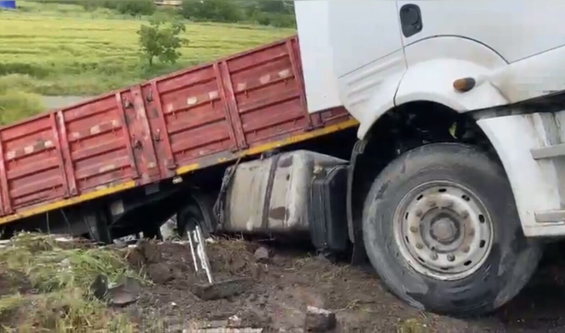 Osmaniye’nin Bahçe ilçesinde yağış nedeniyle kayganlaşan yolda kontrolden çıkan tırın