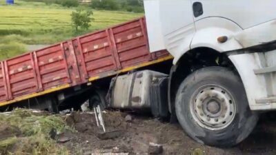 Osmaniye’nin Bahçe ilçesinde yağış nedeniyle kayganlaşan yolda kontrolden çıkan tırın