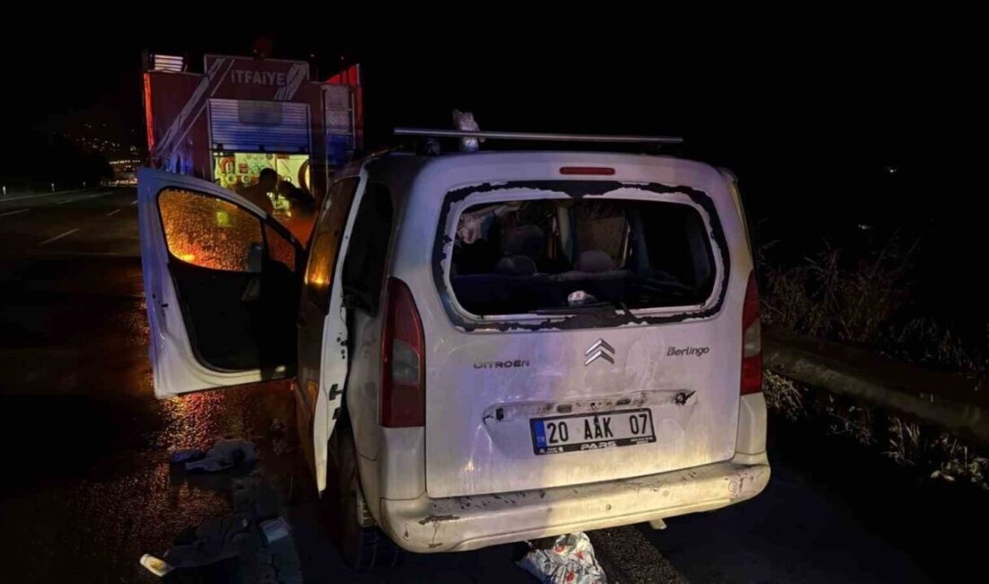 Osmaniye’nin Düziçi İlçesinde seyir halindeki hafif ticari araç alev alarak