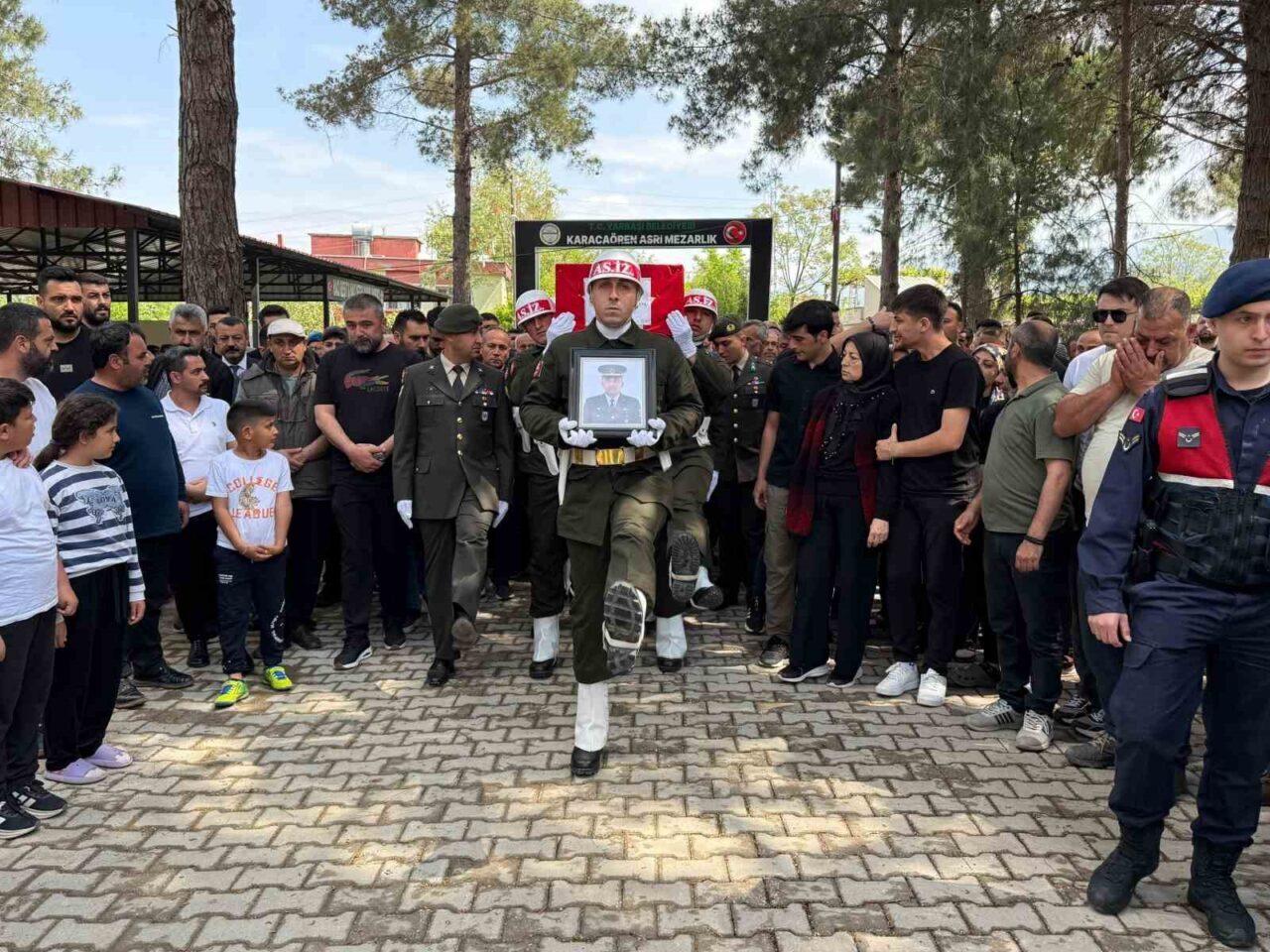 Türk Silahlı Kuvvetleri bünyesinde Hava Savunma Astsubay Kıdemli Başçavuş rütbesiyle
