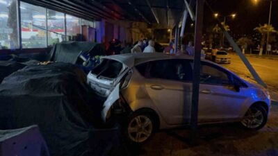 Osmaniye’nin Kadirli ilçesinde sürücüsünün direksiyon hakimiyetini kaybettiği otomobil, önce elektrik