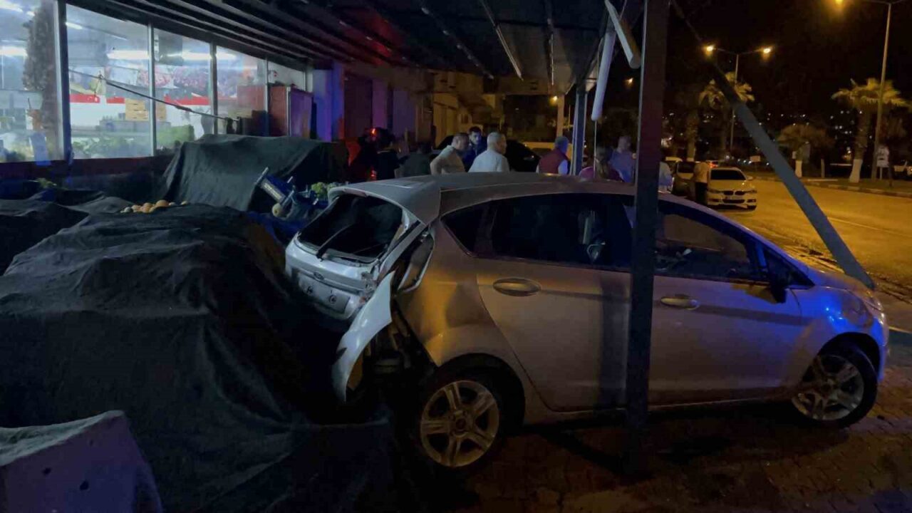 Osmaniye’nin Kadirli ilçesinde sürücüsünün direksiyon hakimiyetini kaybettiği otomobil, önce elektrik