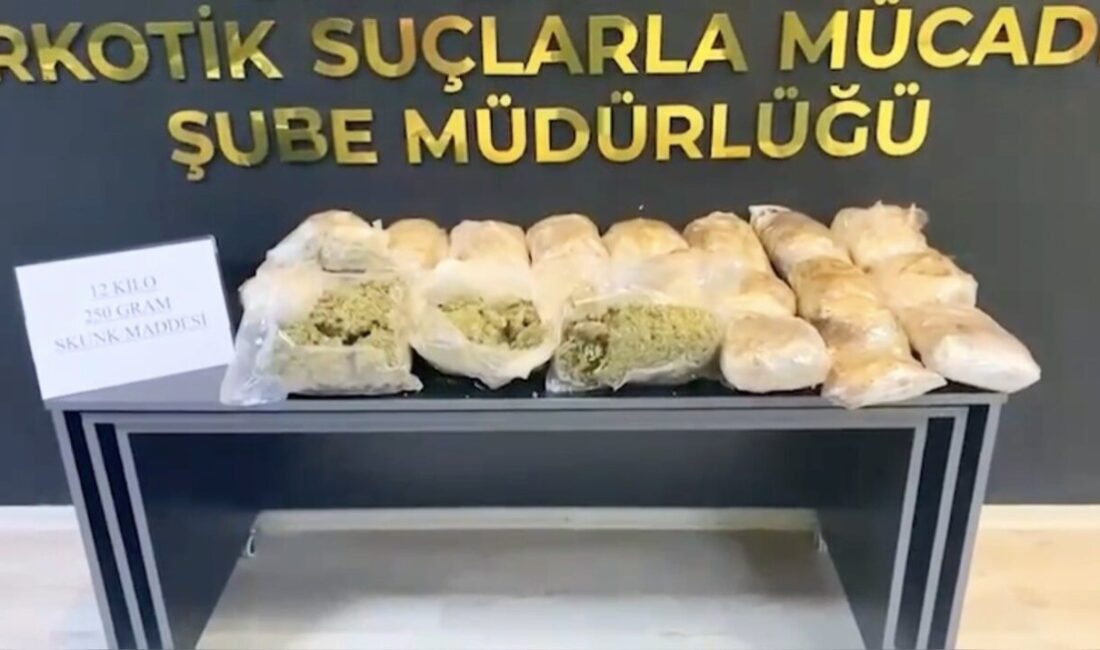 Osmaniye’de polis ekiplerince durdurulan minibüste yapılan aramada, bagaj kısmındaki bavul