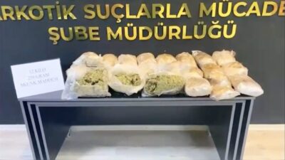 Osmaniye’de polis ekiplerince durdurulan minibüste yapılan aramada, bagaj kısmındaki bavul