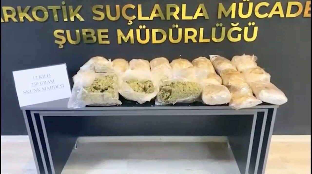 Osmaniye’de polis ekiplerince durdurulan minibüste yapılan aramada, bagaj kısmındaki bavul