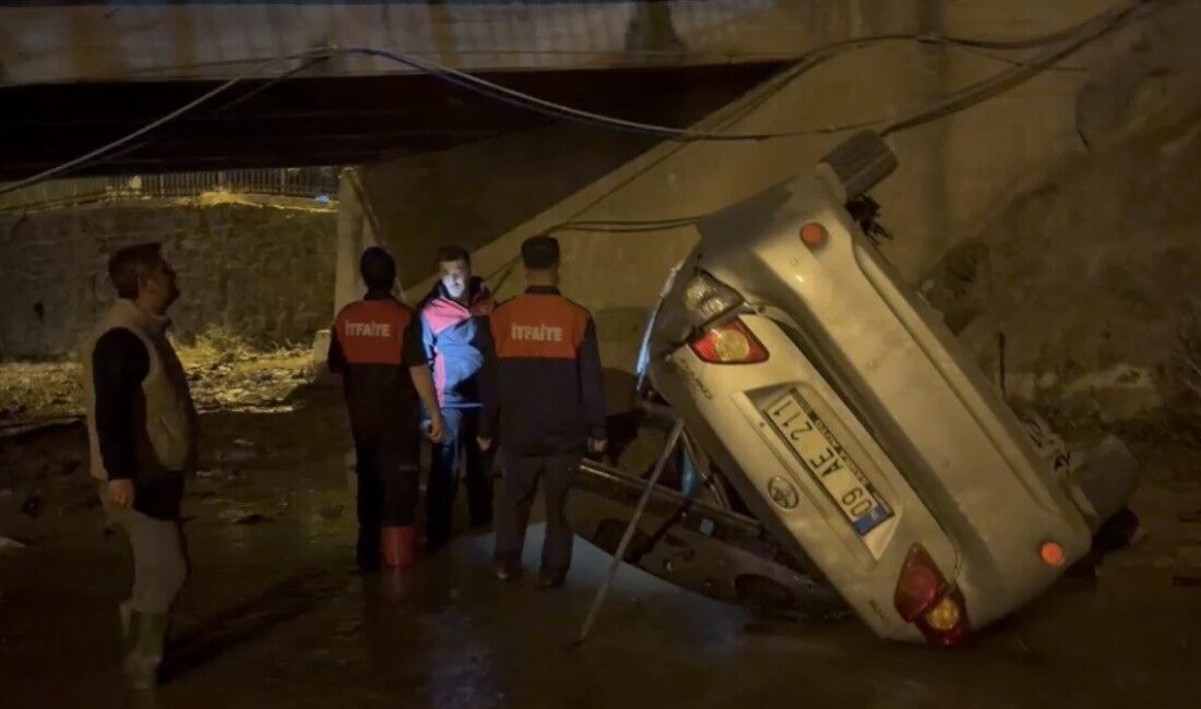 Osmaniye’nin Düziçi ilçesinde kontrolden çıkan otomobilin köprüden su kanalına uçtuğu