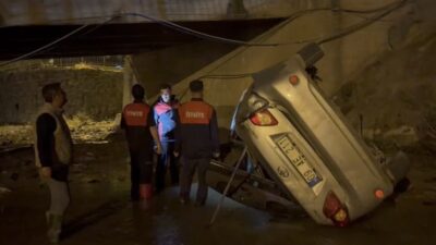 Osmaniye’nin Düziçi ilçesinde kontrolden çıkan otomobilin köprüden su kanalına uçtuğu