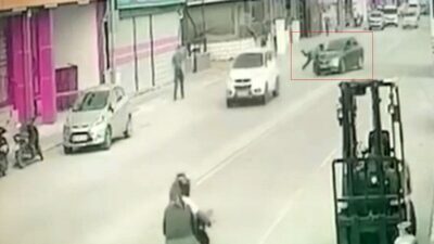 Osmaniye’de otomobilin çarptığı kadın yaralandı. Kaza anı, bir iş yerinin