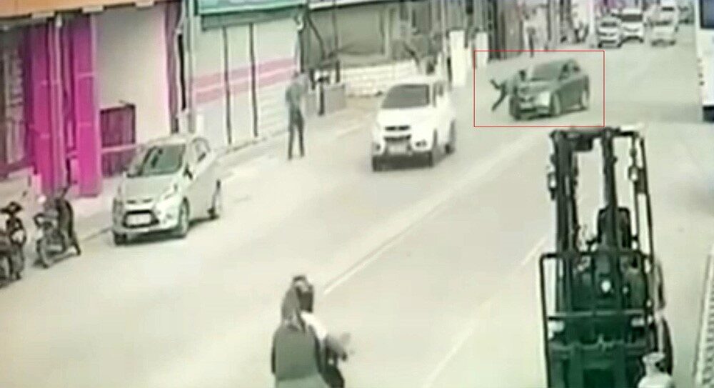 Osmaniye’de otomobilin çarptığı kadın yaralandı. Kaza anı, bir iş yerinin