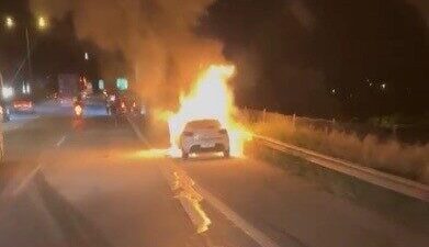 Osmaniye’nin Düziçi ilçesi TAG Otoyolu’nda seyir halindeki otomobilde çıkan yangın,