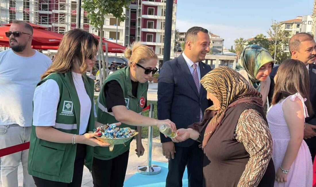 Osmaniye’de Kurban Bayramı dolayısıyla düzenlenen bayramlaşma programında protokol üyeleri, gaziler,