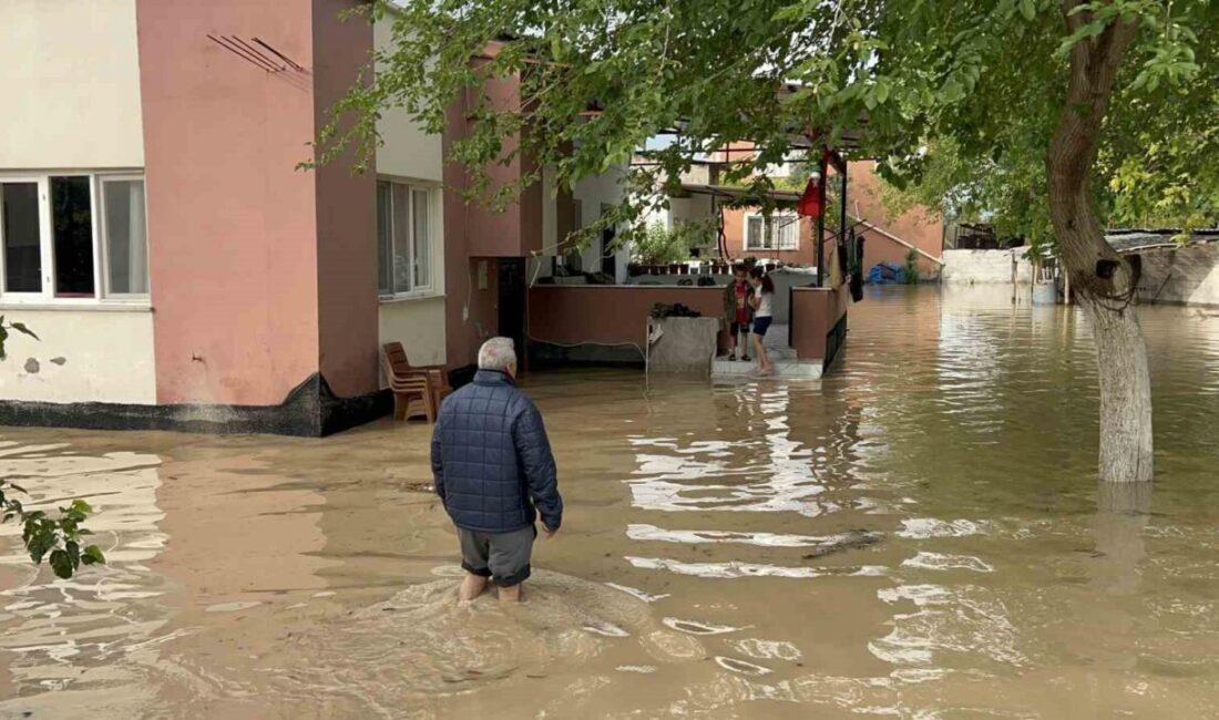 Osmaniye’nin merkeze bağlı Endel köyünde etkili olan sağanak ve dolu