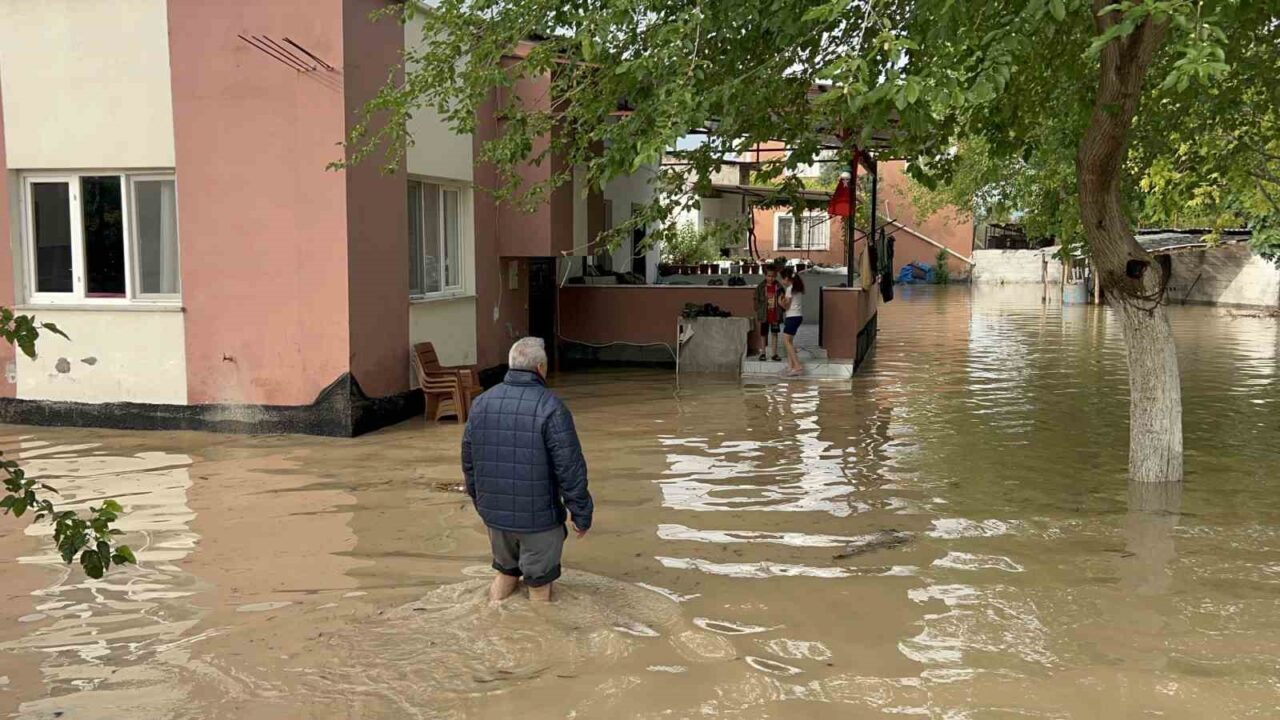 Osmaniye’nin merkeze bağlı Endel köyünde etkili olan sağanak ve dolu