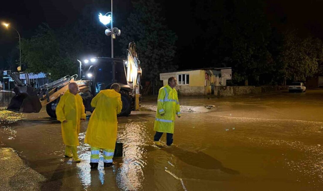 Osmaniye’nin Toprakkale ilçesinde akşam saatlerinde etkisini artıran sağanak sonrası bazı