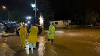 Osmaniye’nin Toprakkale ilçesinde akşam saatlerinde etkisini artıran sağanak sonrası bazı
