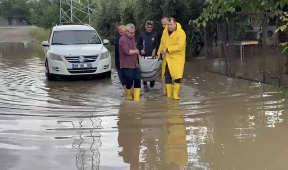 Osmaniye’nin Düziçi ilçesinde sabah saatlerinde etkili olan şiddetli yağış nedeniyle