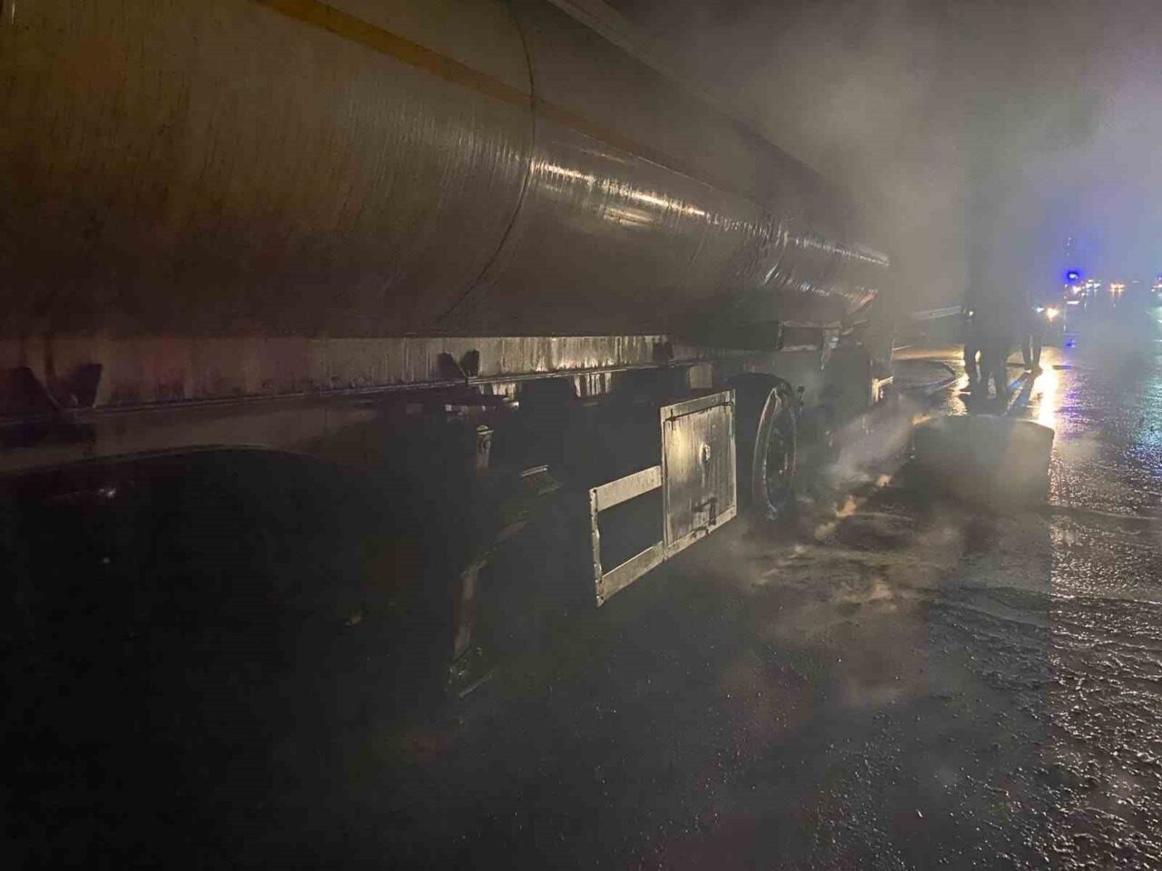 Osmaniye’de TAG Otoyolu üzerinde seyir halindeki tanker çıkan yangında alevlere