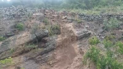Osmaniye’nin Bahçe ilçesinde sabah saatlerinde etkili olan sağanak yağış nedeniyle
