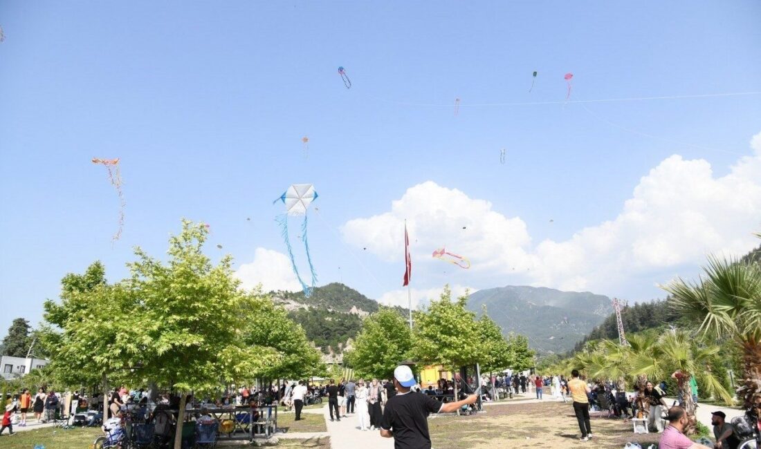Osmaniye’de düzenlenen Uçurtma Şenliği, yoğun katılımla festivale dönüştü. Gökyüzünü süsleyen