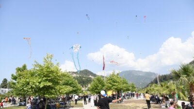 Osmaniye’de düzenlenen Uçurtma Şenliği, yoğun katılımla festivale dönüştü. Gökyüzünü süsleyen