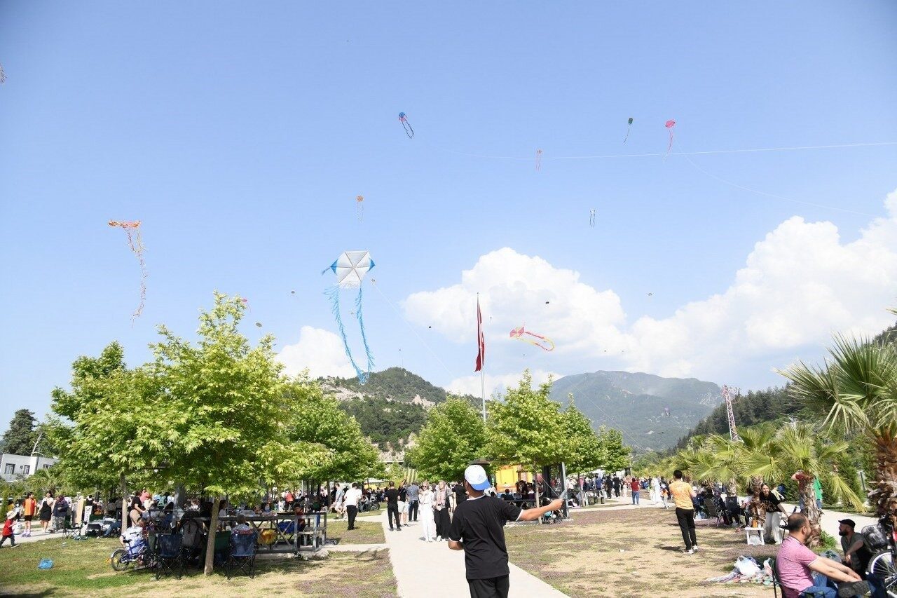 Osmaniye’de düzenlenen Uçurtma Şenliği, yoğun katılımla festivale dönüştü. Gökyüzünü süsleyen