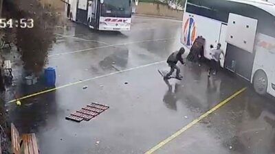 Ordu’da etkili olan sağanak nedeniyle, Aybastı ilçesindeki otogarda, yerden malzemeler