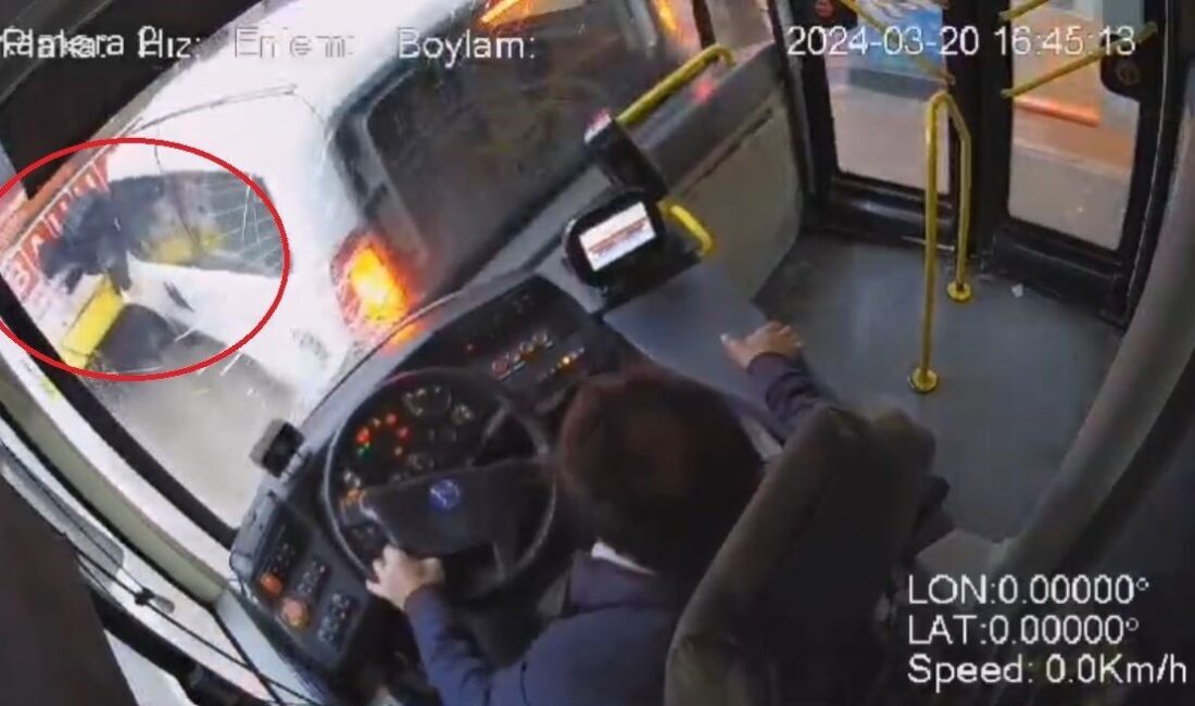 Bursa’nın Osmangazi ilçesi Atatürk Caddesi üzerinde direksiyon başında uyuyan otobüs