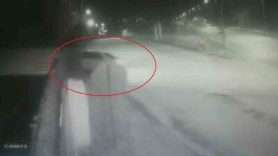 Hatay’ın Reyhanlı ilçesinde sürücüsünün kontrolünü kaybettiği otomobilin bahçe duvarına çarptığı
