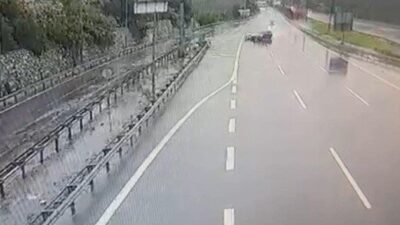 Mersin’in Tarsus ilçesinde otomobilin bariyerlere ve bir araca çarpıp 2