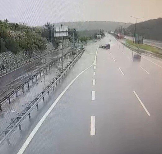 Mersin’in Tarsus ilçesinde otomobilin bariyerlere ve bir araca çarpıp 2
