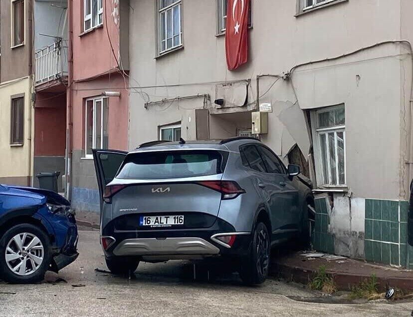 Bursa’nın İnegöl ilçesinde meydana gelen kazada otomobil ile çarpışan Cip