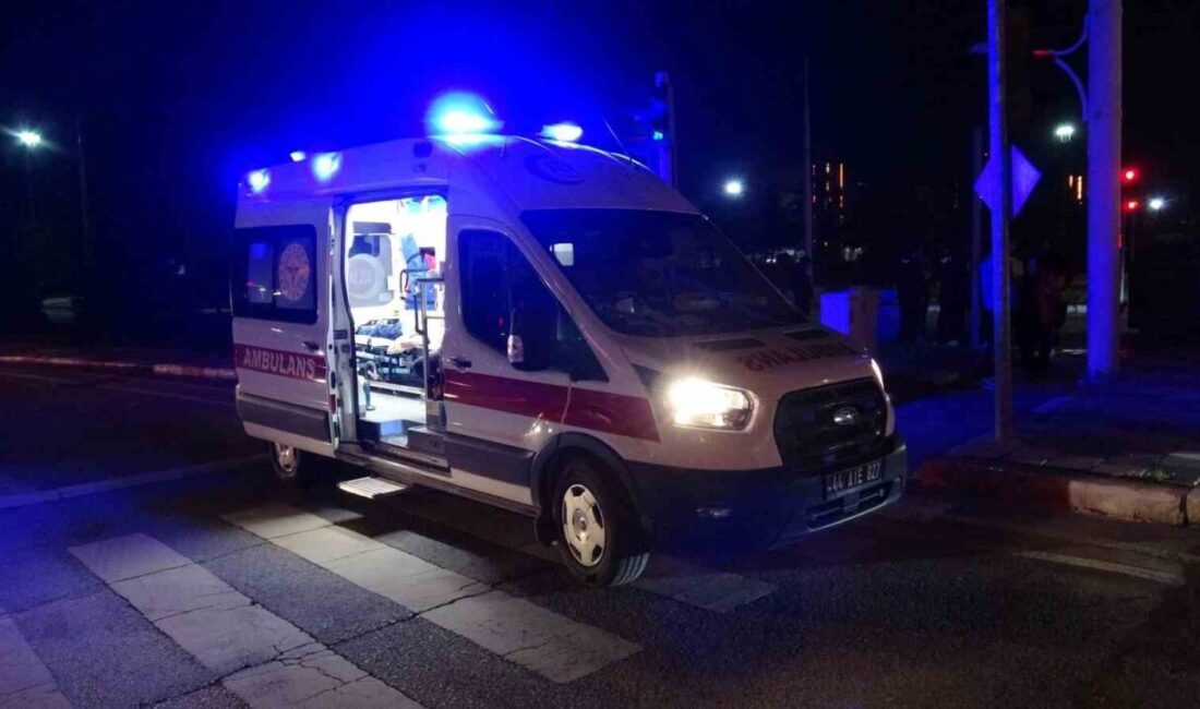Malatya’da otomobil ile çarpışan hafif ticari araç devrilerek yan yattı.