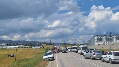 Adıyaman’da otomobil ile hafif ticari aracın çarpışması sonucu meydana gelen