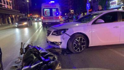 Eskişehir’de gece saatlerinde akaryakıt istasyonundan çıkan otomobilin motosiklete çarpması sonucu