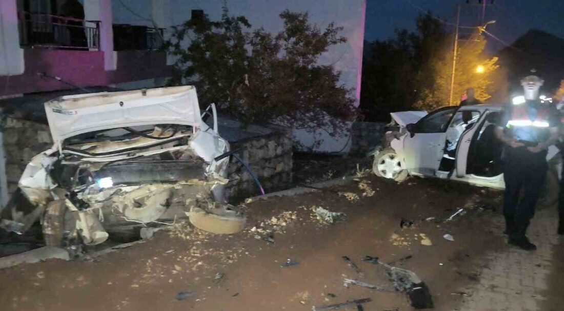 Adıyaman’ın Kahta ilçesinde kontrolden çıkan otomobilin park halindeki araca çarpması