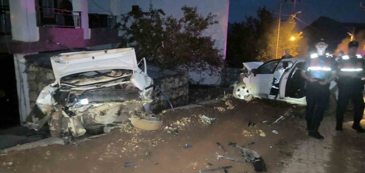 Adıyaman’ın Kahta ilçesinde kontrolden çıkan otomobilin park halindeki araca çarpması