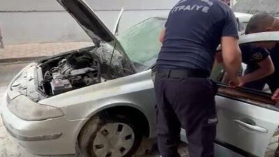 Aydın’ın Efeler ilçesinde park halindeki otomobilde çıkan yangın paniğe neden