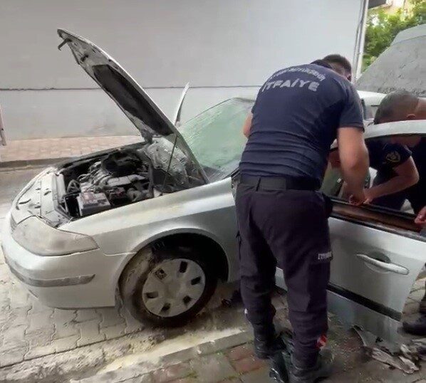 Aydın’ın Efeler ilçesinde park halindeki otomobilde çıkan yangın paniğe neden