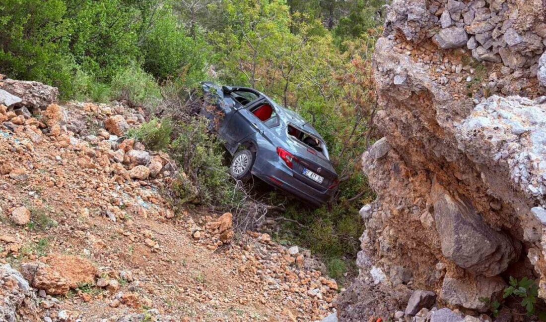 Antalya’nın Manavgat ilçesinde otomobilin şarampole yuvarlanması sonucu meydana gelen kazada