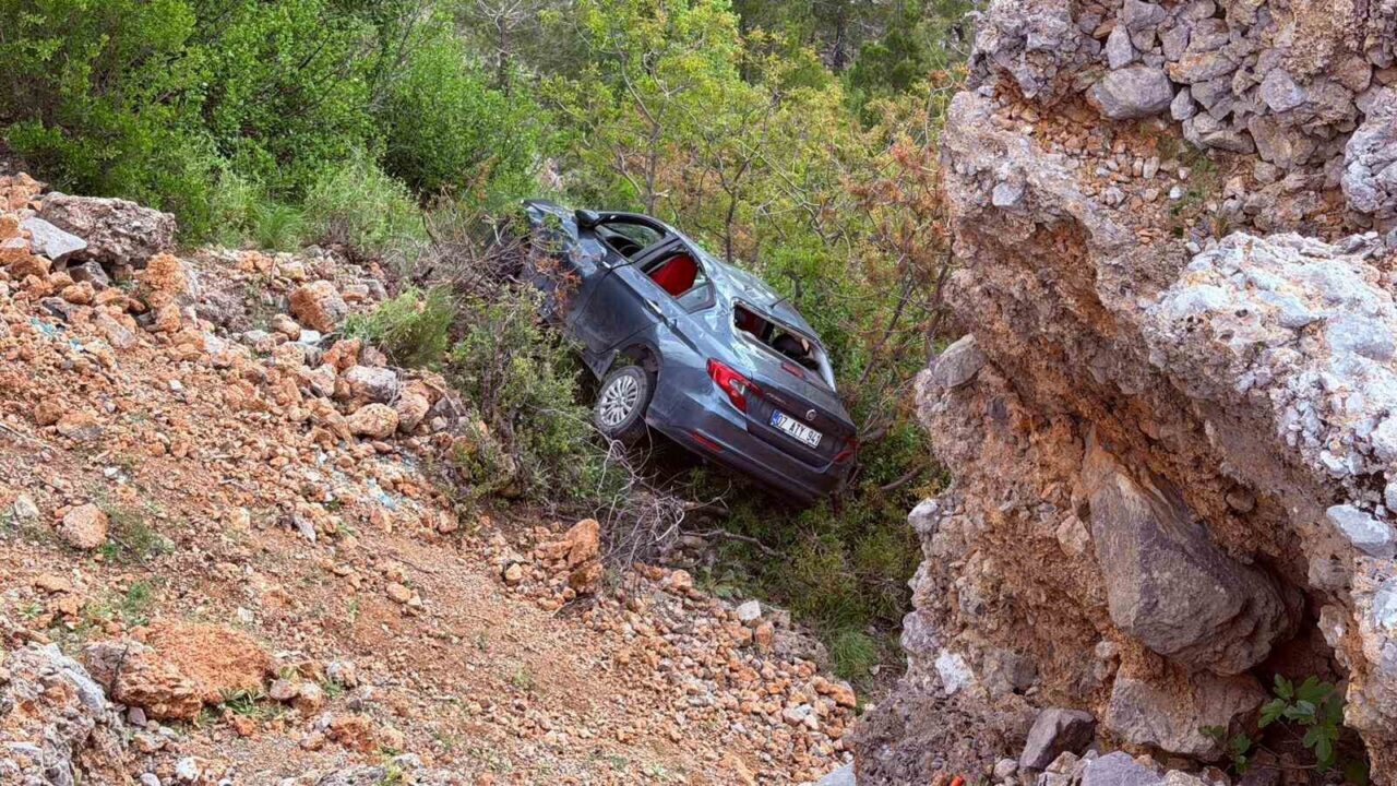 Antalya’nın Manavgat ilçesinde otomobilin şarampole yuvarlanması sonucu meydana gelen kazada