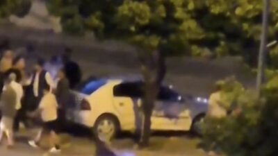 Adana’da sürücüsünün direksiyon hakimiyetini kaybettiği otomobil, sulama kanalının korkuluklarına çarparak