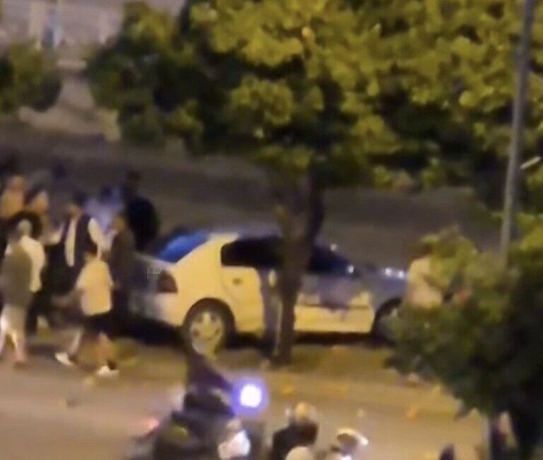 Adana’da sürücüsünün direksiyon hakimiyetini kaybettiği otomobil, sulama kanalının korkuluklarına çarparak