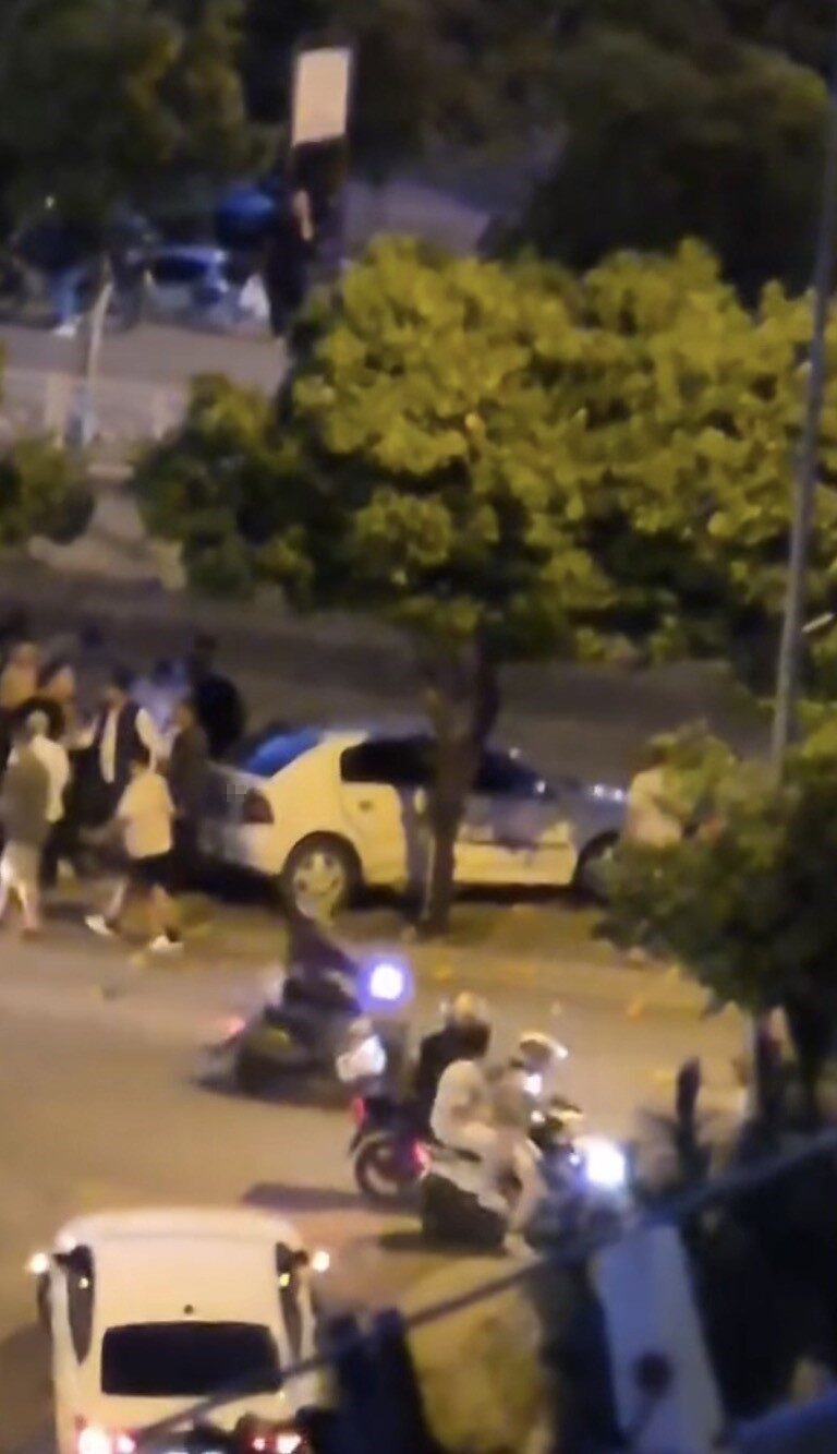 Adana’da sürücüsünün direksiyon hakimiyetini kaybettiği otomobil, sulama kanalının korkuluklarına çarparak
